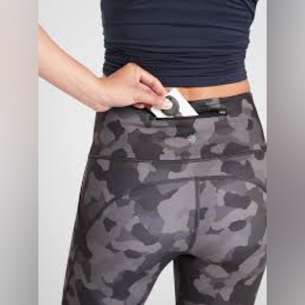 Athleta LIGHTNING CAMO 7/8 TIGHT IN SUPERSONIC Size Medium M - Picture 3 of 9